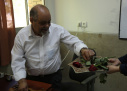تبریک حضوری سرپرست دانشکده و اهداء گل در روز گرامیداشت مقام استاد