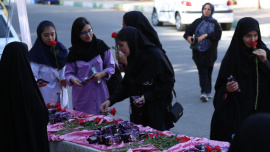 استقبال از دانشجویان با اهدای گل و شیرینی